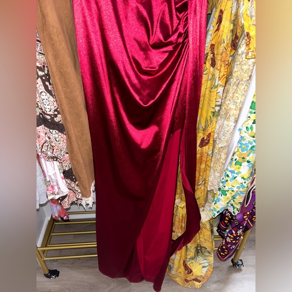 Red Gown - Picture 3 of 3